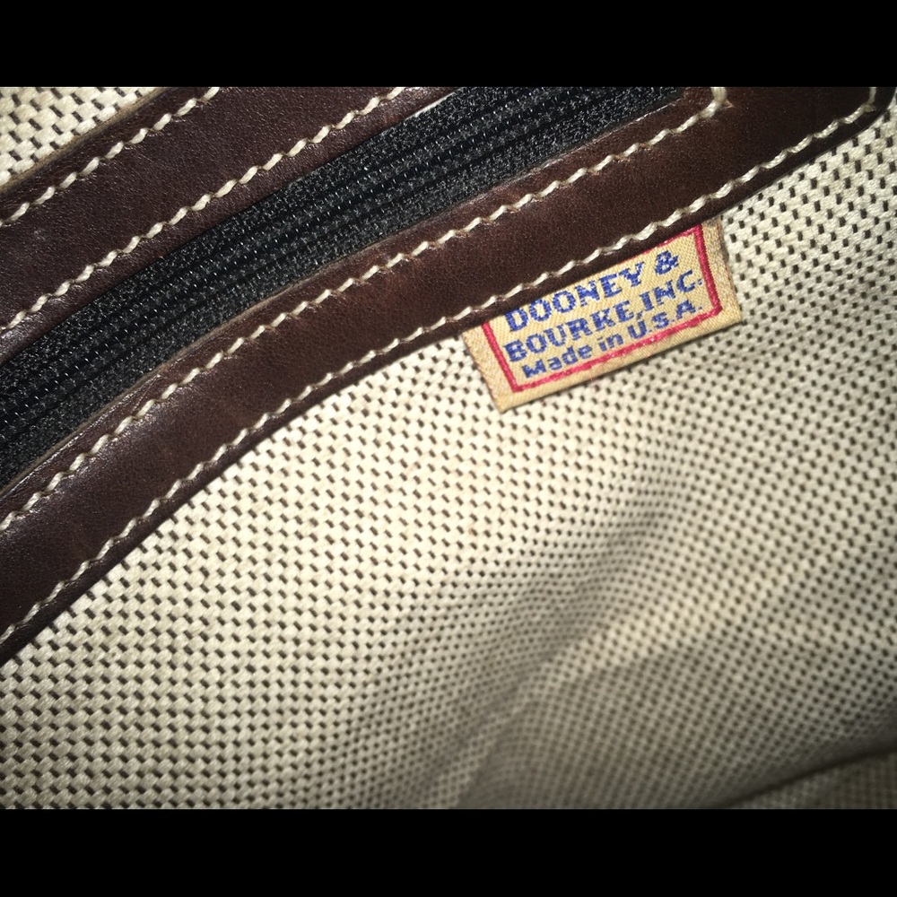 Authentic Dooney & Bourke Signature Purse - Picture 3 of 8